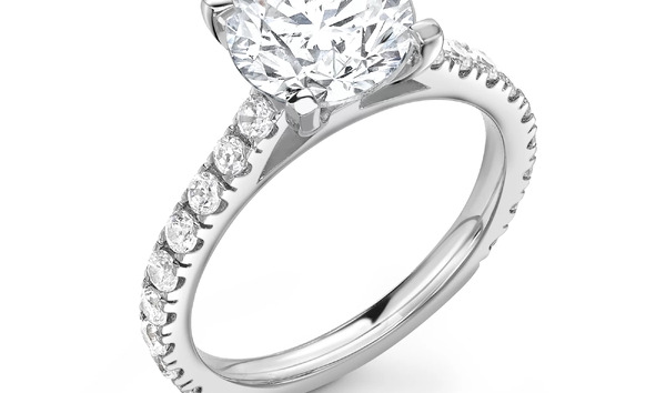 White gold ring with 3.5ct G VS2 center stone