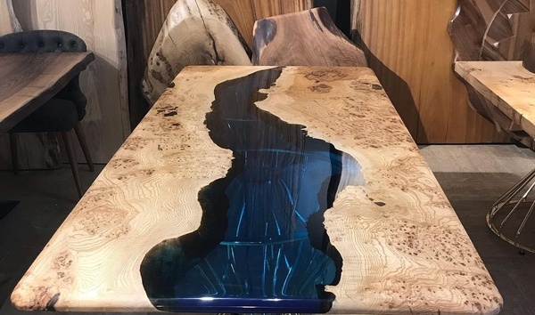 LARS RIVER DINING TABLE