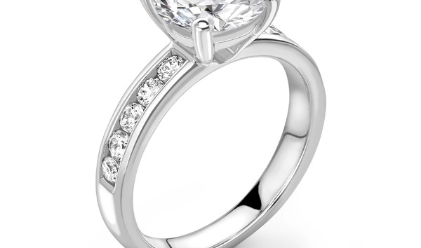 White gold ring with 2.15ct G VS2 center stone