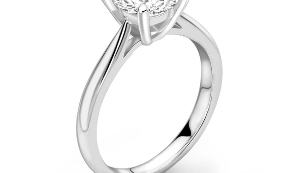 White gold ring with 2ct G VS2 center stone