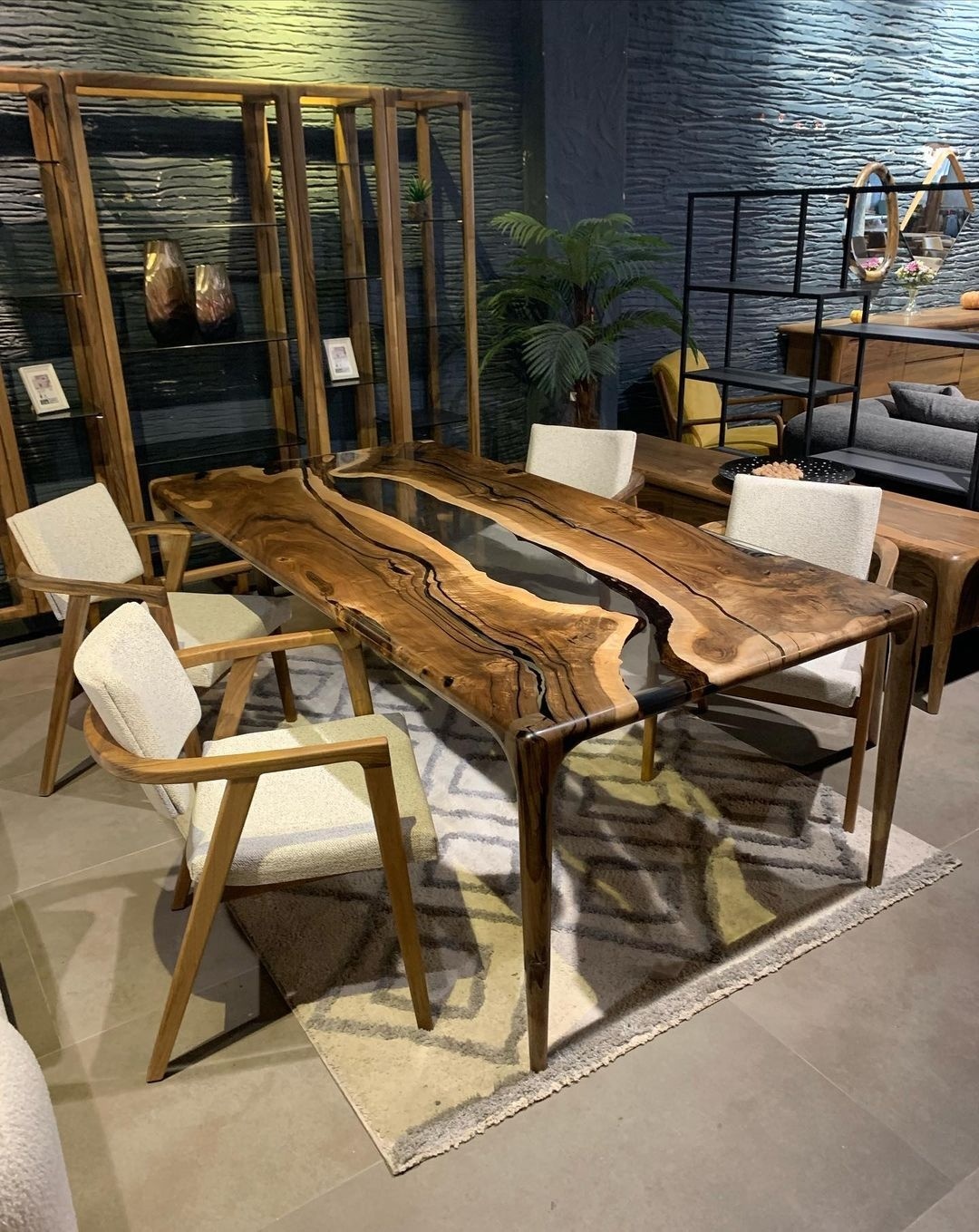 OSOL DINING TABLE